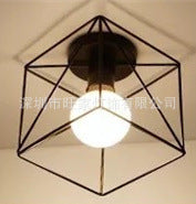 Luminária de teto estilo industrial geométrica com iluminação acesa