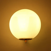 Arandela escandinava bola vidro design minimalista iluminada em ambiente moderno