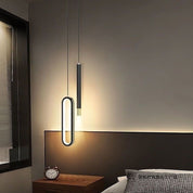 Luminária pendente instalada no teto de sala de estar com iluminação acesa