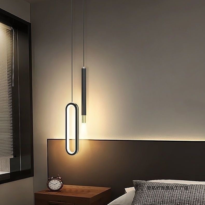 Luminária pendente instalada no teto de sala de estar com iluminação acesa