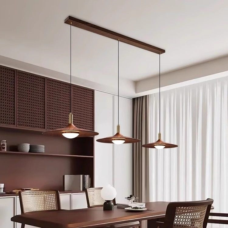 Detalhe do lustre retrô 3 lâmpadas em ferro com patina envelhecida