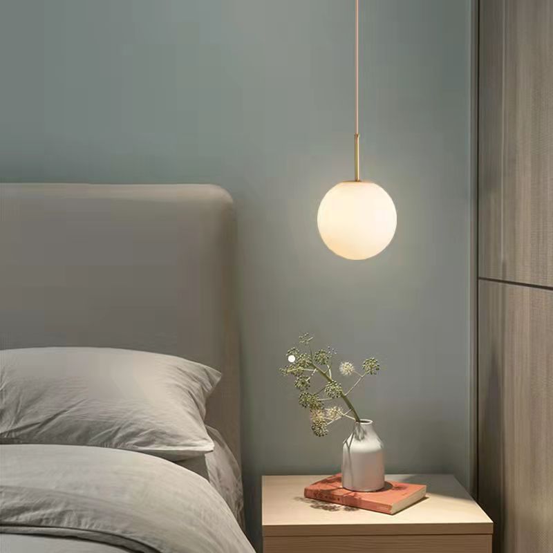 Pendente esfera vidro branco leitoso estilo nórdico iluminado