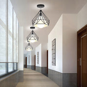 Vista frontal da luminária nórdica de teto com design minimalista e elegante