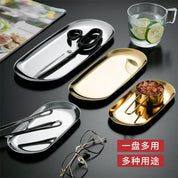 Detalhe das asas douradas bandeja oval inox vintage europeu