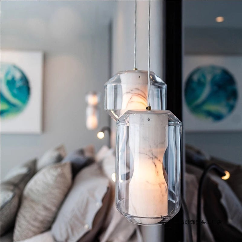 Luminária pendente com base em mármore branco e cúpula de vidro transparente