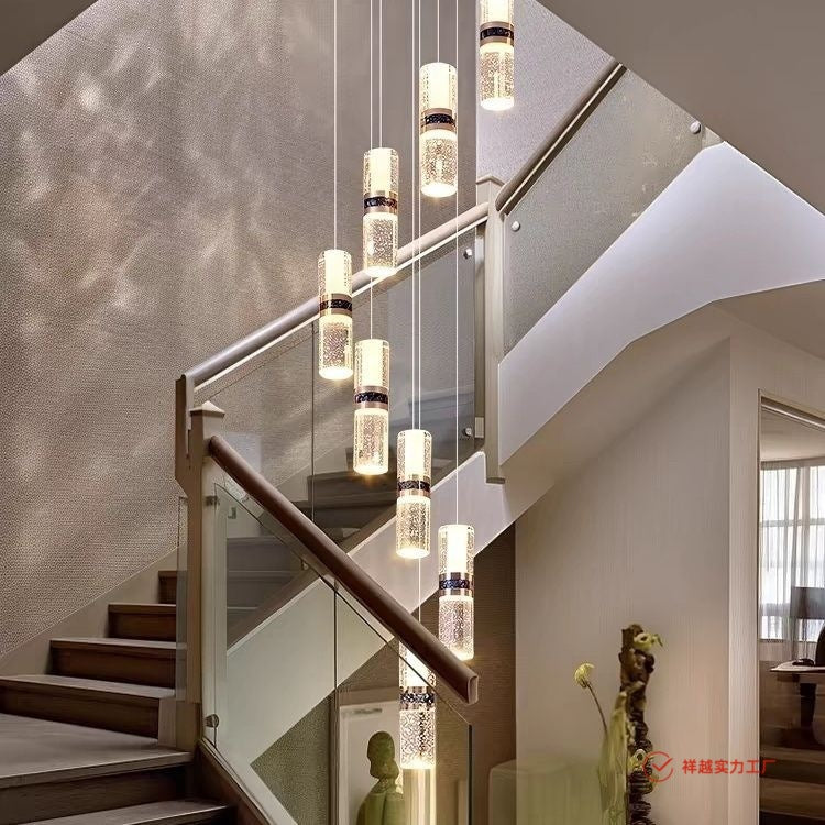 Detalhe do cristal facetado do lustre pendente moderno para loft
