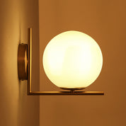 Arandela escandinava bola vidro instalada em teto branco decoração moderna